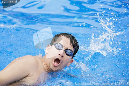 Image of Swimmer breathing performing the crawl stroke 