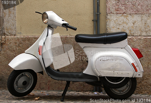 Image of White scooter.
