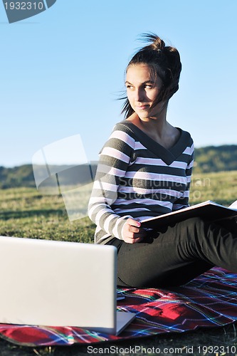 Image of teen girl study outdoor