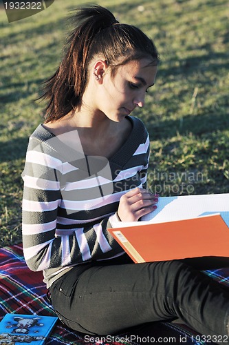 Image of teen girl study outdoor