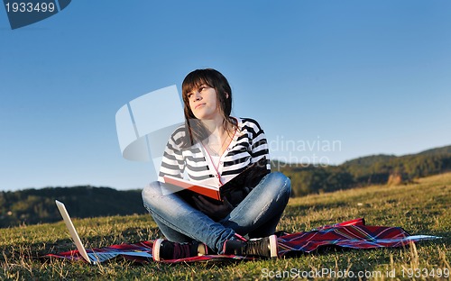 Image of teen girl study outdoor