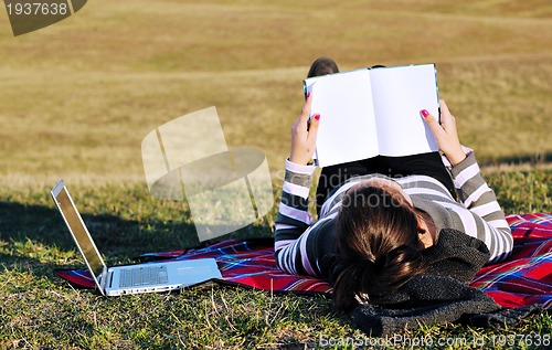 Image of teen girl study outdoor