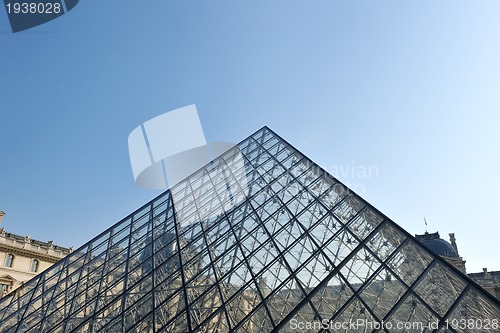 Image of louvre museum in paris