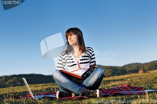 Image of teen girl study outdoor