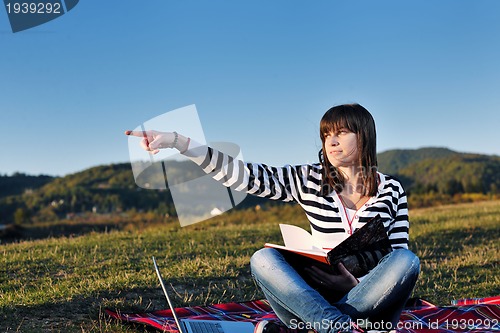 Image of teen girl study outdoor