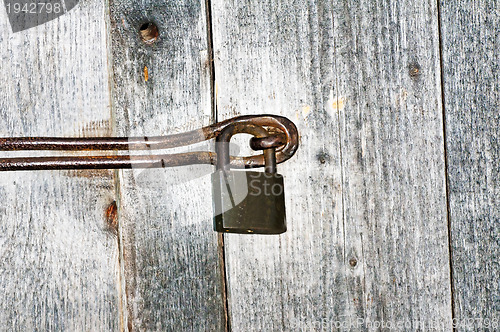 Image of padlock of an old barn