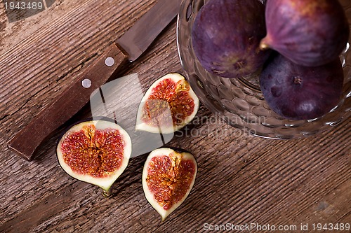 Image of fresh figs and old knife
