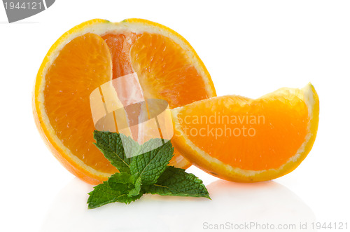 Image of Orange fruit segment and mint leaf 