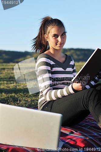 Image of teen girl study outdoor