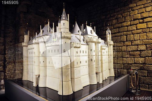 Image of louvre museum in paris