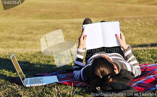Image of teen girl study outdoor