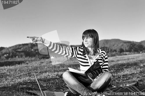 Image of teen girl study outdoor