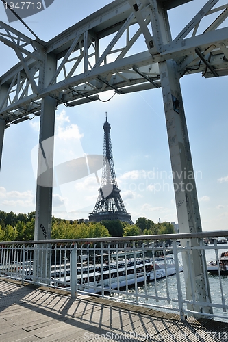 Image of eiffel tower in paris at day