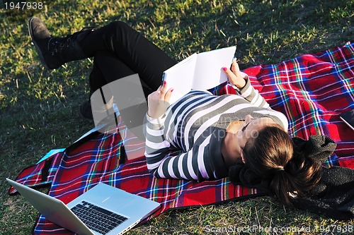Image of teen girl study outdoor