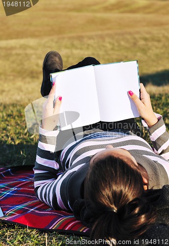 Image of teen girl study outdoor