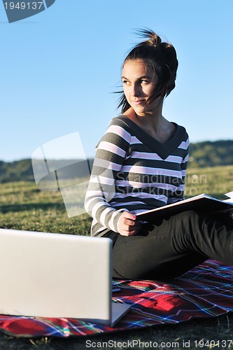 Image of teen girl study outdoor