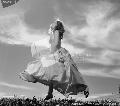 Image of bride outdoor