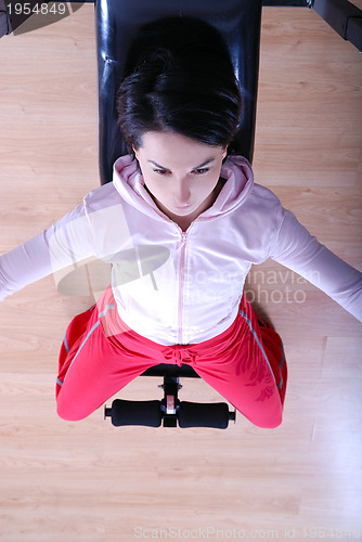 Image of .a young woman weightlifting at gym 