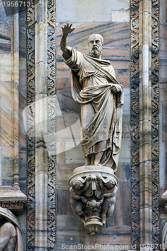 Image of statue out of  the dome