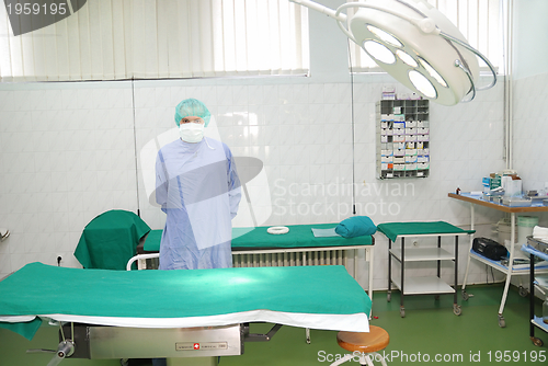 Image of surgeon in surgery room