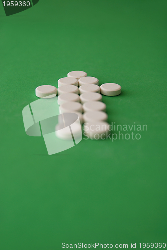 Image of tablets in arrow formation