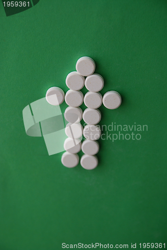 Image of tablets in arrow formation