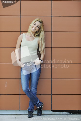 Image of woman outdoor in casual fashion clothes
