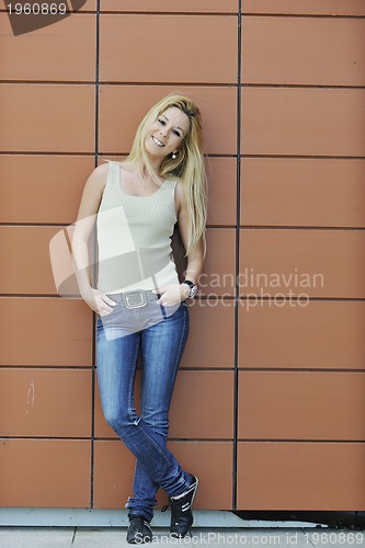 Image of woman outdoor in casual fashion clothes