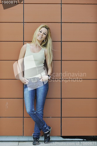 Image of woman outdoor in casual fashion clothes