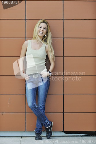 Image of woman outdoor in casual fashion clothes