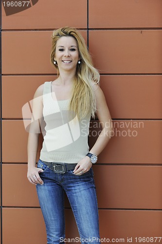 Image of woman outdoor in casual fashion clothes