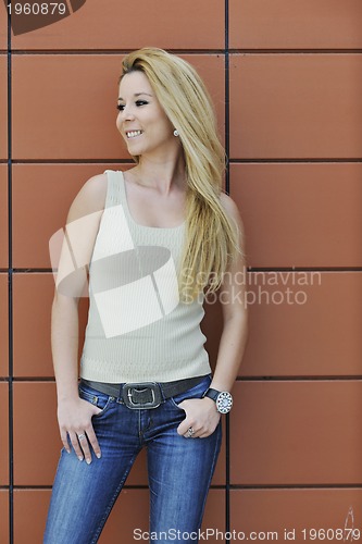 Image of woman outdoor in casual fashion clothes