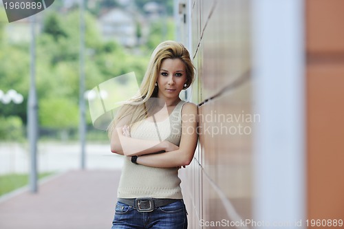 Image of woman outdoor in casual fashion clothes