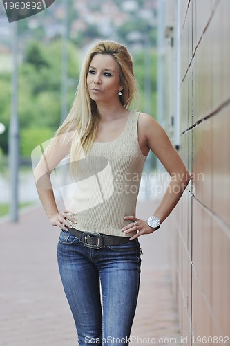 Image of woman outdoor in casual fashion clothes
