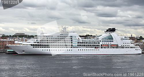 Image of cruise ship 