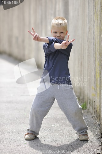 Image of yittle blond boy portratit