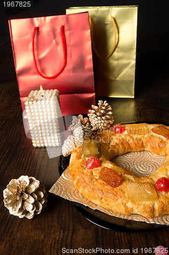 Image of Roscon de Reyes and presents