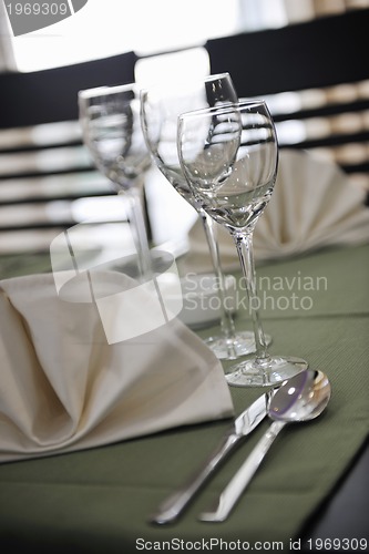 Image of glass in restaurant 