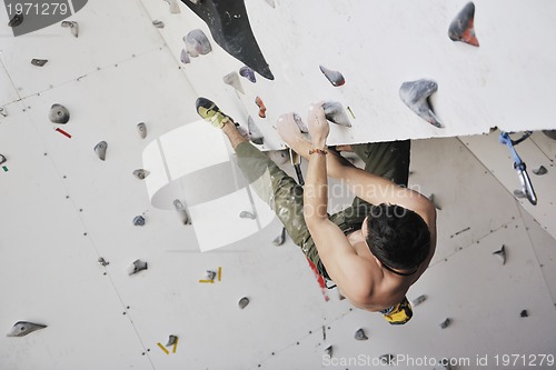 Image of man exercise sport climbing