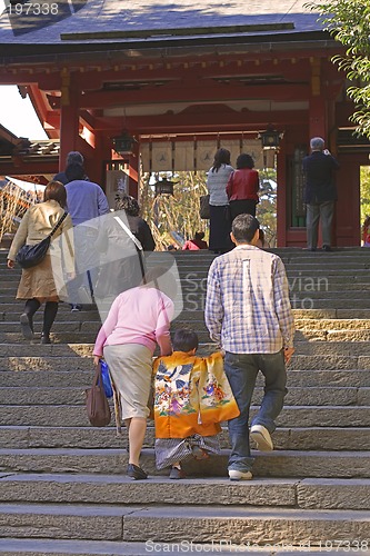 Image of 7,5,3 (Shichi-go-san)-goind up to the temple