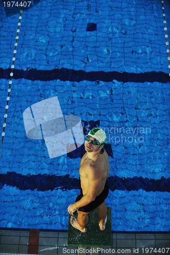 Image of young swimmmer on swimming start