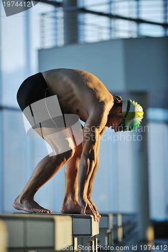 Image of young swimmmer on swimming start