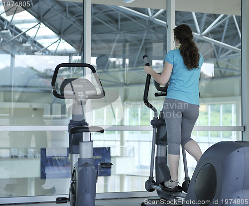 Image of people running on threadmill at fitness club