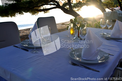 Image of glasses restaurant outdoor 