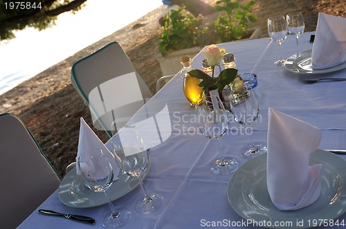 Image of glasses restaurant outdoor 