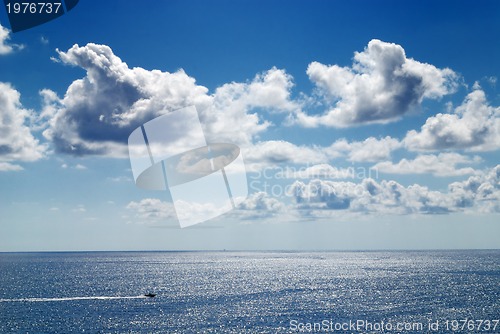 Image of cloudy sky and sea