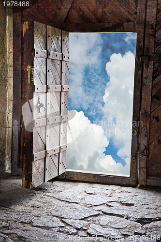 Image of central gateway in the ruins of an ancient castle