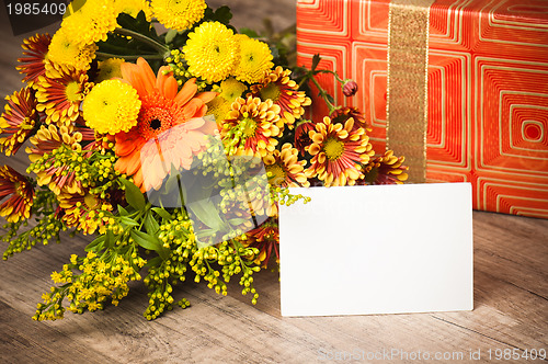 Image of  giftbox and a bouquet of flowers 