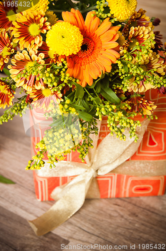 Image of  giftbox and a bouquet of flowers 