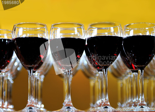 Image of vine glass arangement in restaurant